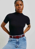 Blusa B&aacute;sica Feminina Manga Curta Gola Alta Em Malha Canelada